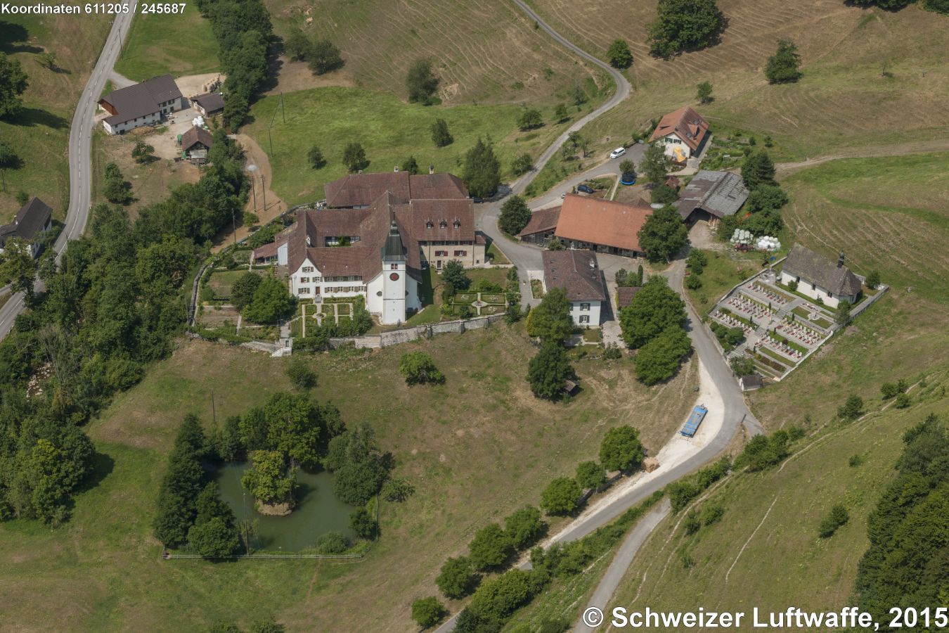 Ehemaliges Benediktiner-Kloster Beinwil (SO); Position: 2'611'195.46, 1'245'746.11 - Gebäude hinter dem Friedhof / Friedhofkapelle: 'Klosterhof'. Oben links an der Strasse: 'Bodenschür'. Seelein in der unteren Bildhälfte: 'Weiermatt'.